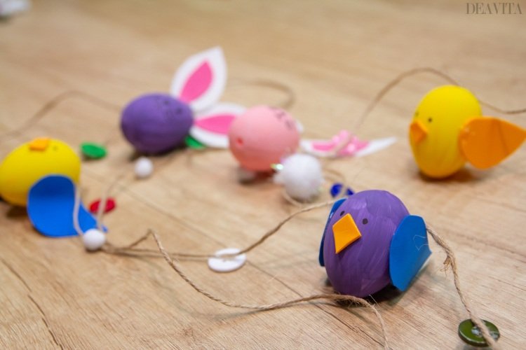 DIY veľkonočná dekorácia drotársky veniec s figúrkami na šnúre