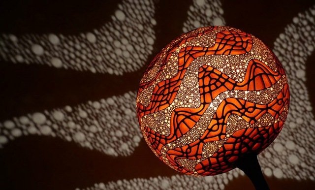 Umelecky ozdobte tekvicu ako závesné svetlo Ozdobte-zeleninovú-misku-a-používajte-závesné-svetlo