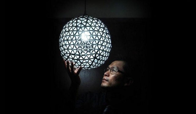 závesná lampa zo skladaných pásikov plechoviek na mlieko Tetra Pack Sféra-japonský muž s okuliarmi