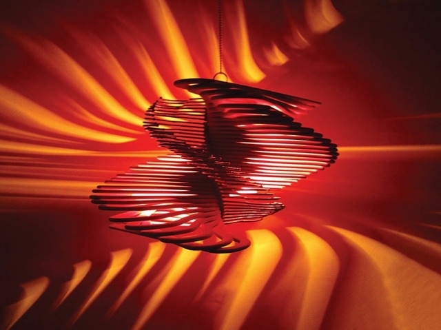 takmer nepoznateľné závesné svietidlo vyrobené z vešiaka na šaty DIY-lampa-závesné-svetlo-s-efektom