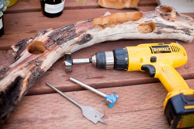 Elektrické stĺpiky vŕtačky Deco vyrábajú žlté drevo