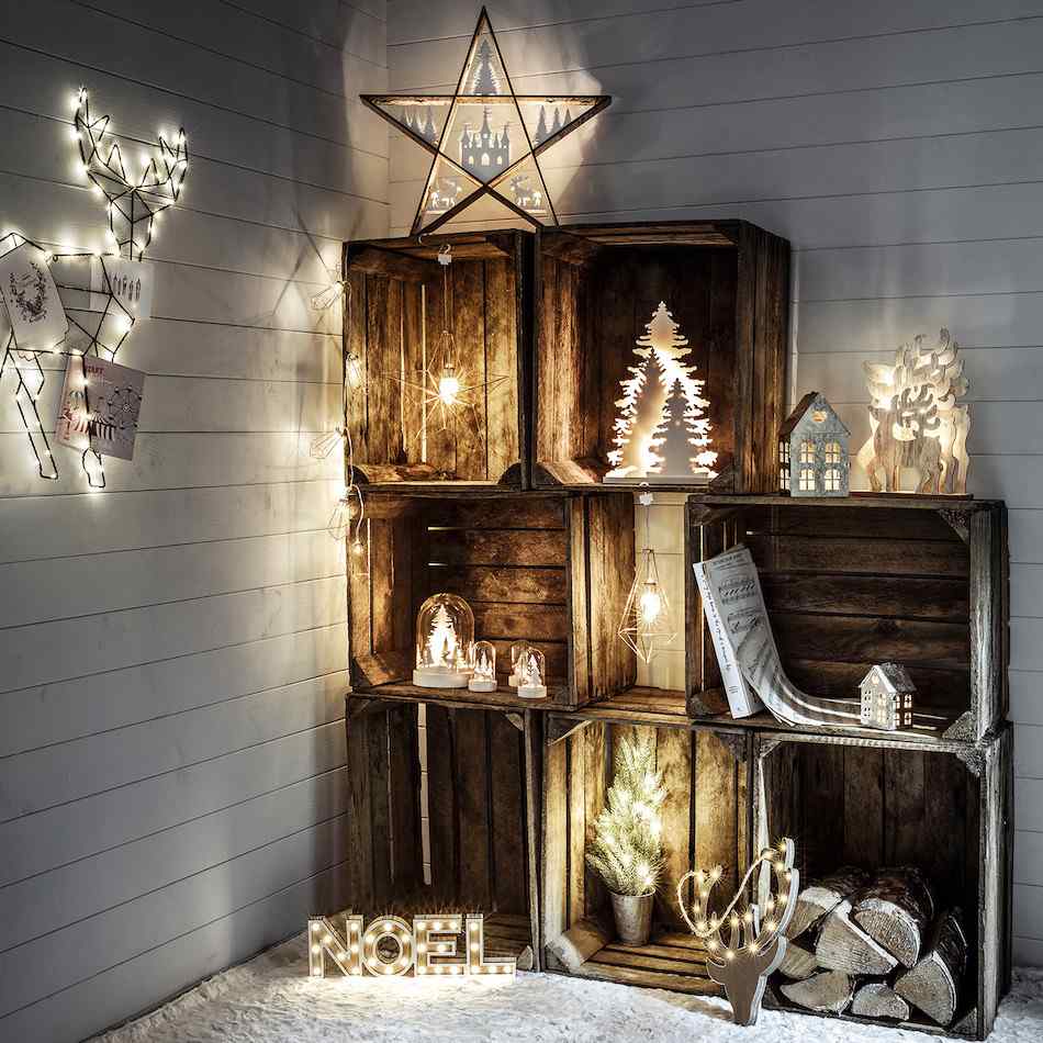 Romantický a rustikálny nápad na dekoráciu s drevenými debničkami na krytú terasu