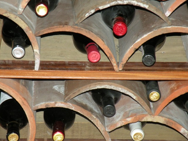 Usporiadajte strešné škridly a urobte si zásuvku na police na fľaše vína sami