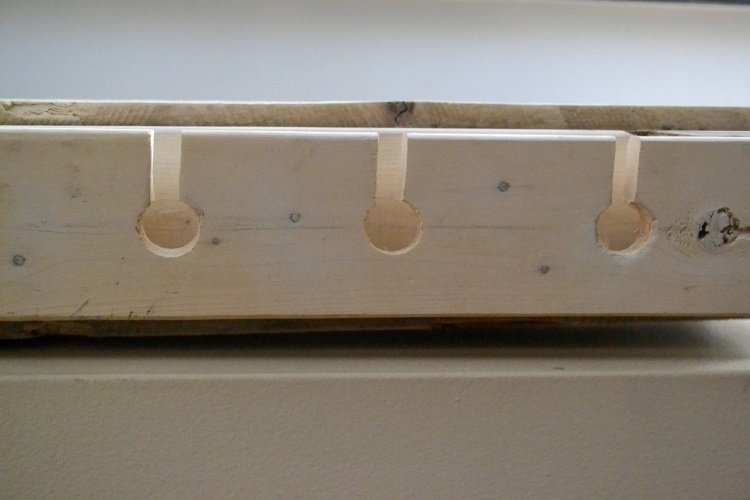 diy-stojan na víno-paleta-držiak na pohár na víno-diery-drevená doska-diy-návod