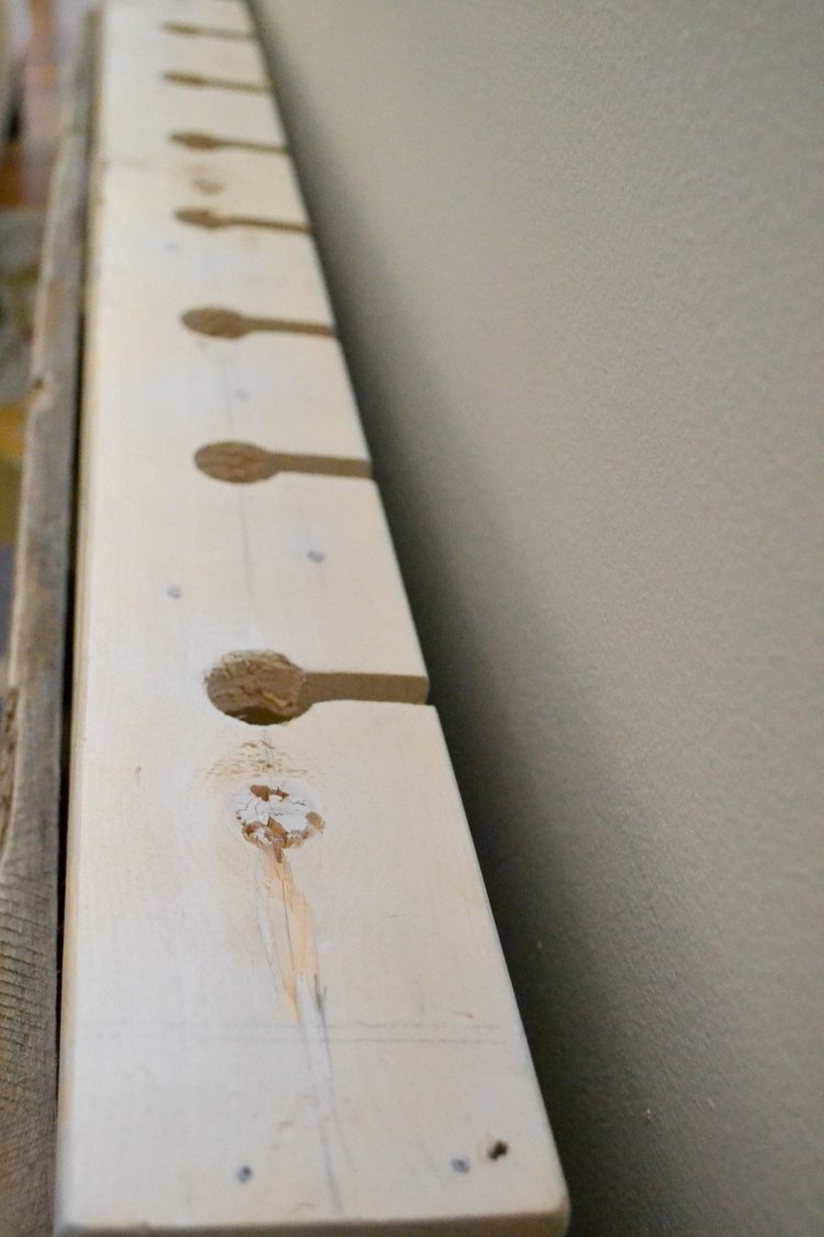 diy-stojan na víno-paleta-držiak na pohár na víno-diery-vŕtanie do drevenej dosky