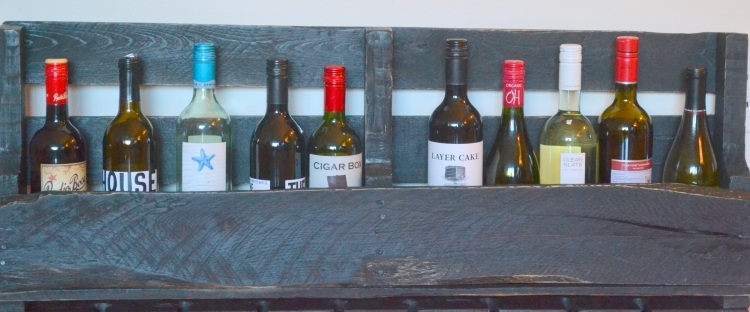 diy-stojan na víno-paleta-fľaše na víno-drevo-tmavé farby