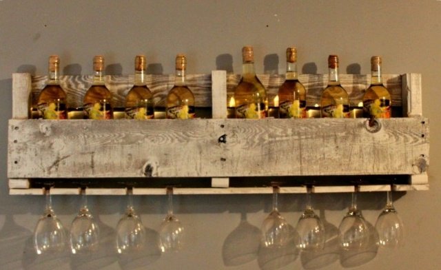 regál na stenu z ľahkej drevenej palety na víno