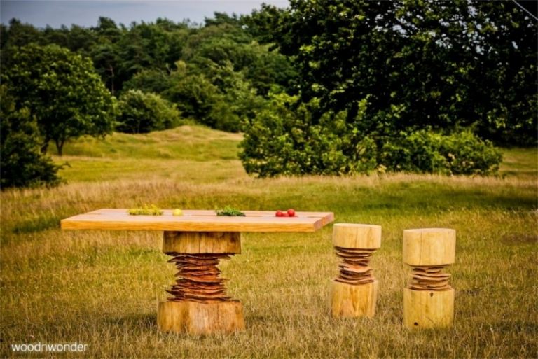 obdĺžnikový, pevný stôl s praktickou prasklinou v strede dánsky nábytok z masívu-stôl-obdĺžnikový-stolička na jednu nohu-prírodný-pole