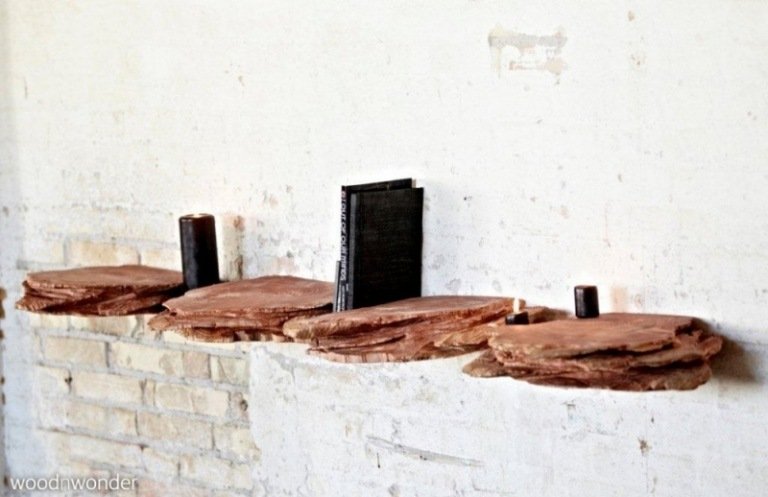 plávajúce police z masívu s autentickými značkami píl dánsky-masívny-drevený-nábytok-police-držiak-značky-píly na drevo-organický-dizajn