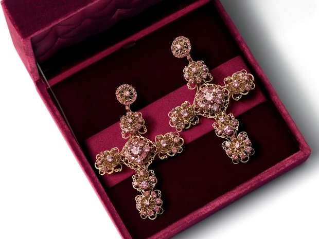 Dolce & amp; Gabbana-ružový turmalín-pozlátený Náušnice-sponka-v tvare kríža-náboženský-motív-drahokamy-turmalín-d & amp; g-zbierka