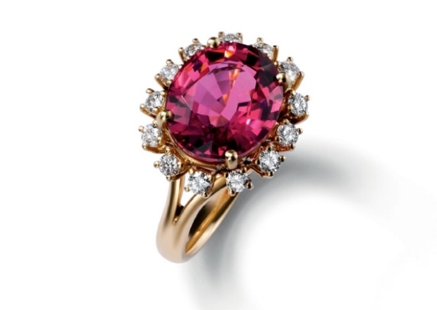 Zlatý prsteň s červeným granátom dolce & amp; Dámsky šperk Gabbana nadčasovo krásny luxusné doplnky-dolce-a-gabbana-zlatý-prsteň-červený-granát-filigrán