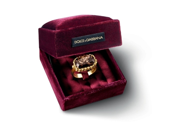 zlatý prsteň dolce and gabbana-dymový kremenný dámsky výrobok-2014 luxusne-prstene-zlata-dolce-a-gabbana-dymove-kremene-damske-kolekcie-2014