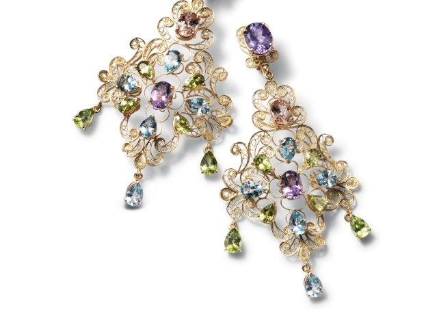 filigránové pripínacie náušnice-dolce a gabbana-dámska kolekcia-umelecké ozdoby filigránové náušnice-dolce-a-gabbana-drahokamy-mix-umelecké ornamenty