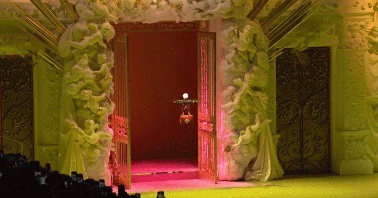 týždeň módy milano drones dolce gabana kabelka letená