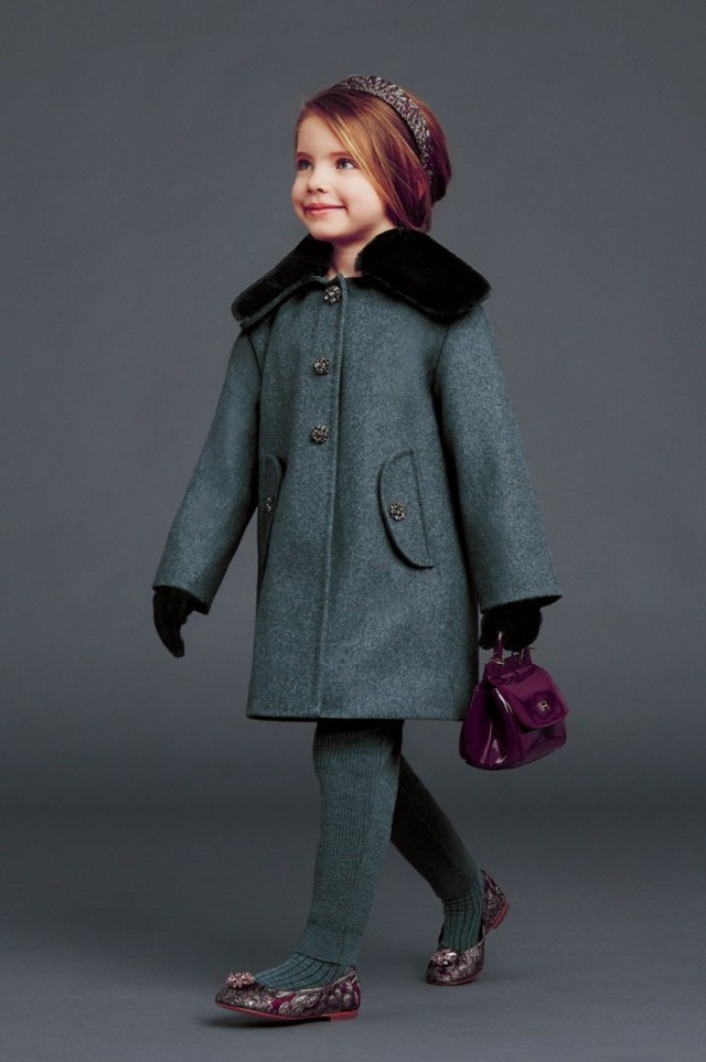 Zimná móda pre dievčenské značkové šaty Dolce a Gabbana Oblečenie-v-šedej-z-vlnenej látky-s-purpurovou taškou