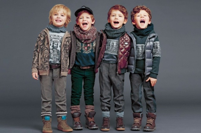 sivé nohavicové vesty a blejzre so sivou potlačou chlapčenská móda jeseň 2014 Little-boys-fashion-Dolce-and-Gabbana