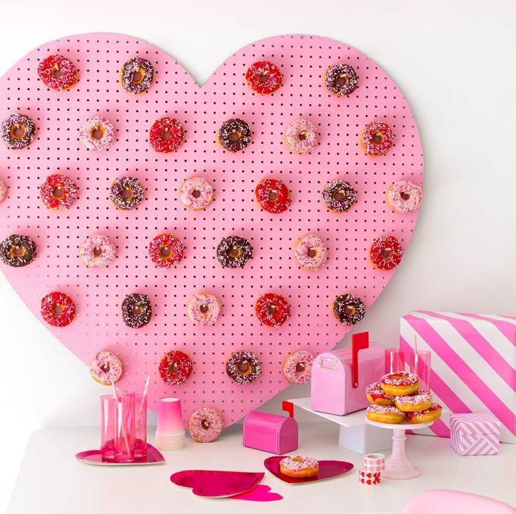 Stena na šišky v tvare srdca a ružovej farby