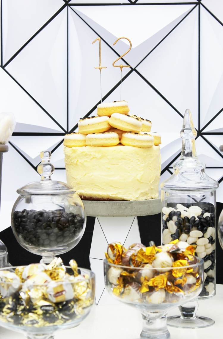 Večierková téma v čiernej a žltej farbe s glazovanými šiškami