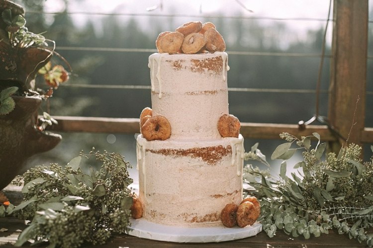 Nahú svadobnú tortu ozdobte šiškami