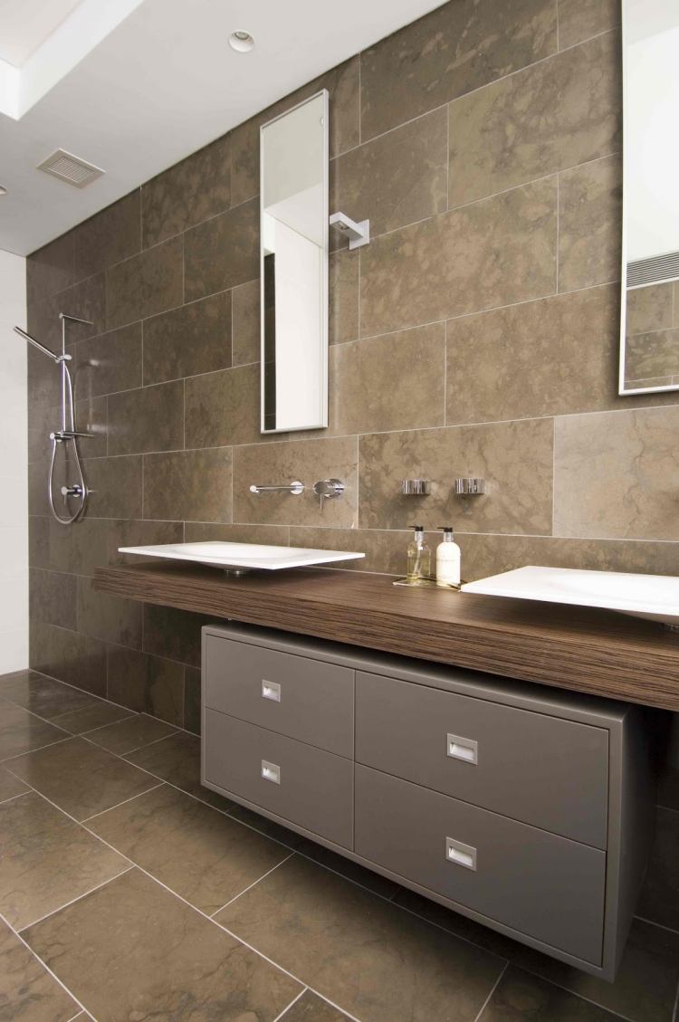 Umývacia časť s plytkým umývadlom a kamenným obkladom steny v kúpeľni Dvojumývadlo s umývadlom na dosku-súprava-umývadlo-plochá-biela-kameň-dlaždice-podstava-skrinka-hnedá