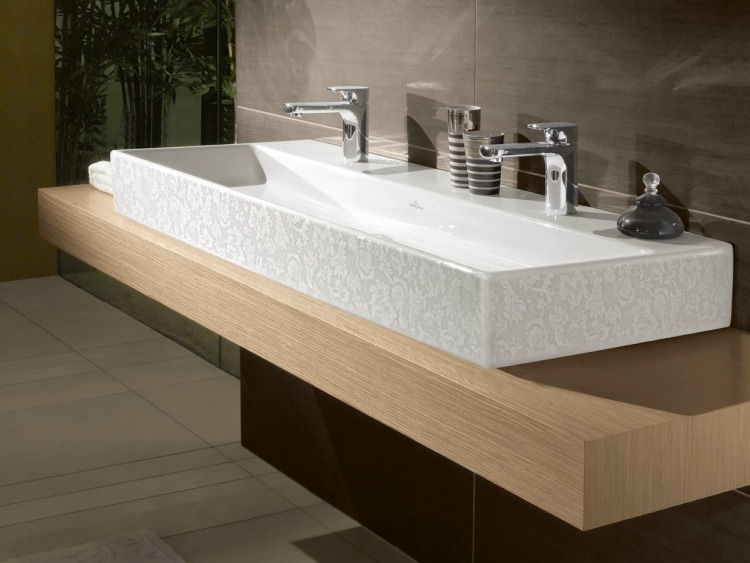 dvojité umývadlo s ozdobami na vonkajšom okraji Dvojumývadlo s umývadlom na dosku-súprava-hranaté-celé-umývadlo-biele-ozdoby-doska-drevo-