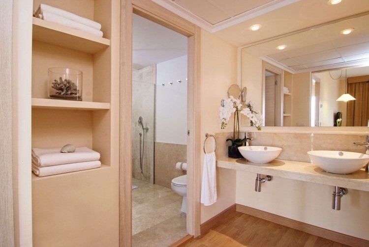 svetlé farby pre dizajn kúpeľne dvojité umývadlo-dosky-zostavy-oválne-krémovo-biele-mramorové-zrkadlové nástenné-orchidey