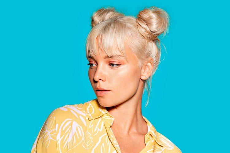 Účesy s dvoma drdolmi Trendy v štýle účesov pre dlhé vlasy s ofinou