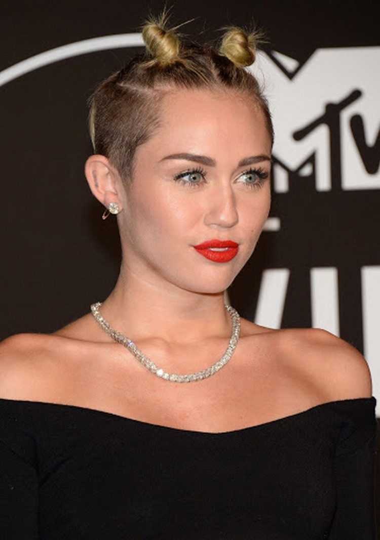 dva drdoly účesy pre krátke vlasy Účesy dva drdoly