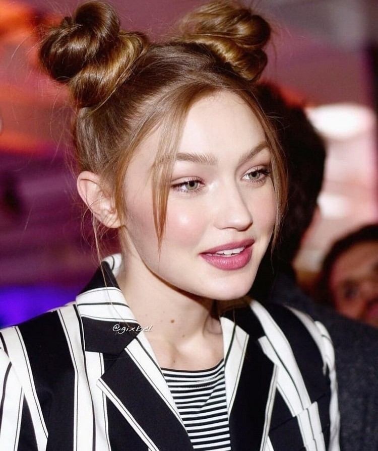 Účesy Gigi Hadid Účes s dvoma drdolmi a účesy s ofinou Dva drdoly