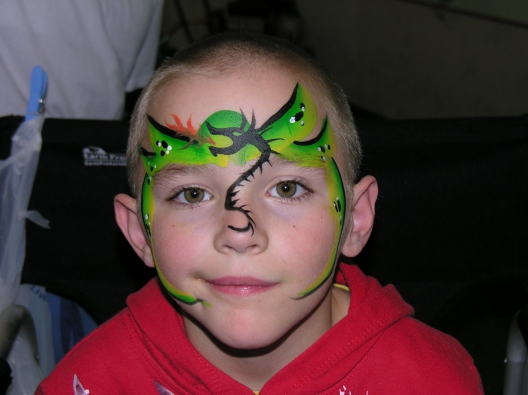 zelený drak tvorí detskú tvár čelo