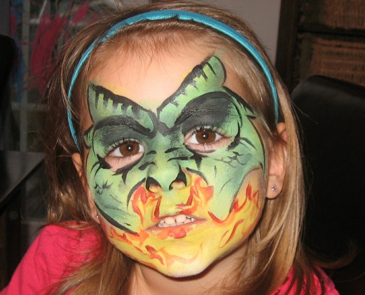 karnevalový drak tvorí oheň žltá červená zelená