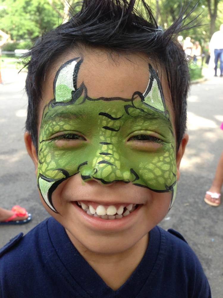 chlapec maľovanie na tvár drak zelené oči čelo