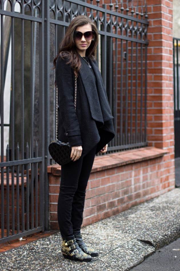 skvelý outfit v čiernych členkových čižmách s ramienkami a taškou na plece v tvare srdca Outfit-all-in-black-členkové-čižmy-na-traky-v tvare srdca-taška cez rameno