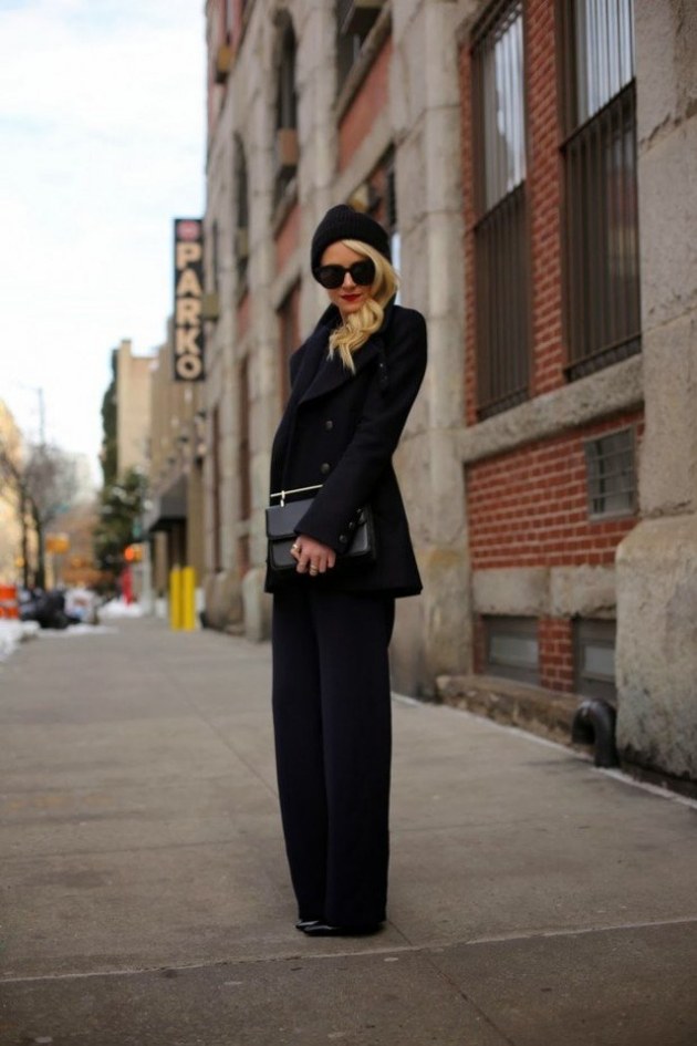 Jesenný outfit so širokými nohavicami, klasický zimný kabát v čiernej farbe jesenné-oblečenie-nápady-všetko-v-čiernej-dámy-móda-klasika-široké nohavice