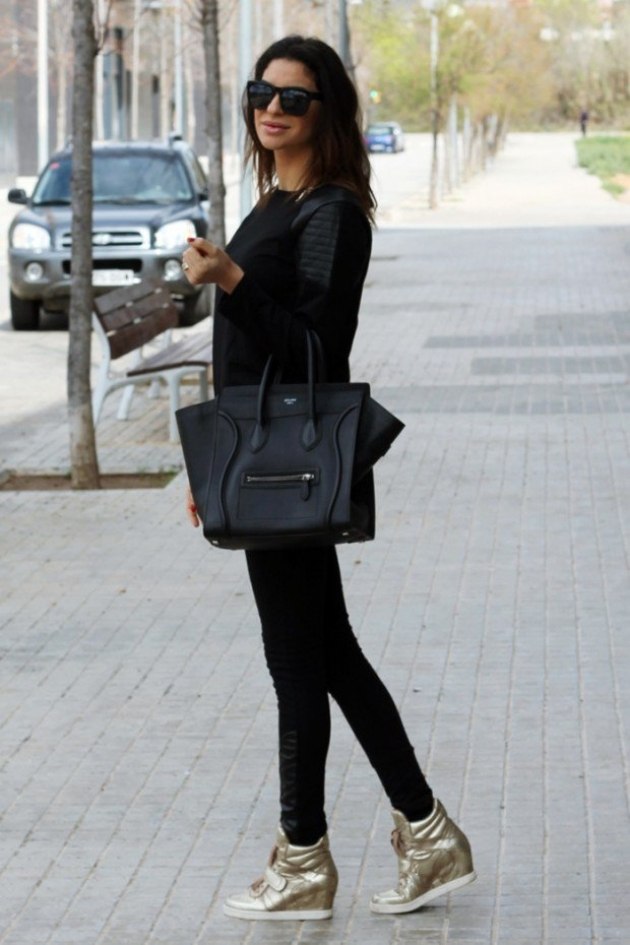 Dámsky outfit celý v čiernych, zlatých klinových teniskách poskytuje kontrasty Dámsky outfit-všetko-v-čiernej-jesennej-móde-zlatých-klinových teniskách