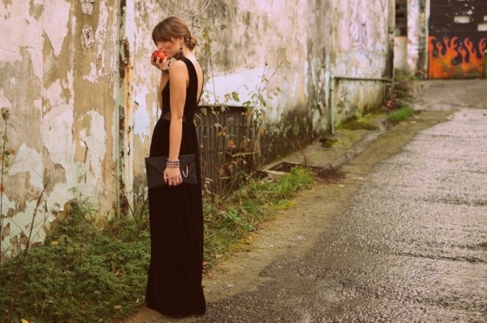 Outfit celý v čiernej farbe - romantické večerné šaty na ramienka romantický-dámsky-outfit-jesenné-večerné-šaty-členok-dlhý zadný rozparok