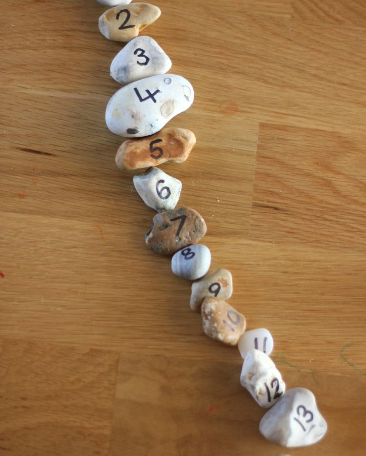 Ručné práce s hrou deti-vonku-triediť číslo-kamene