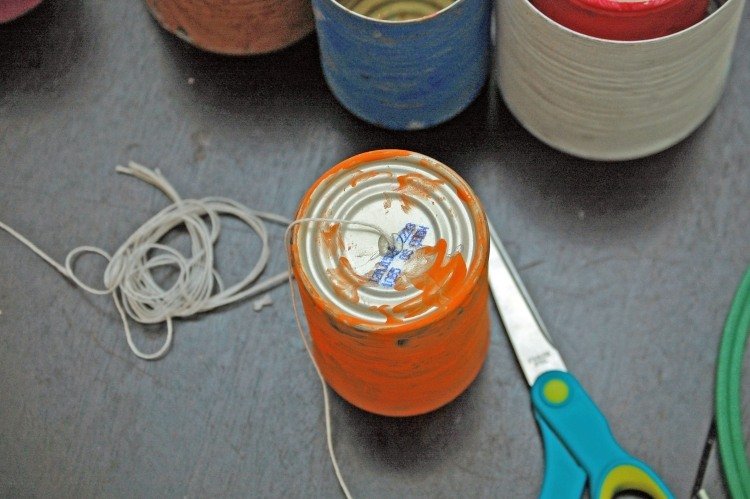 kreatívne drotárstvo s deťmi vonku zvonkohra-plechovky-farebné diy