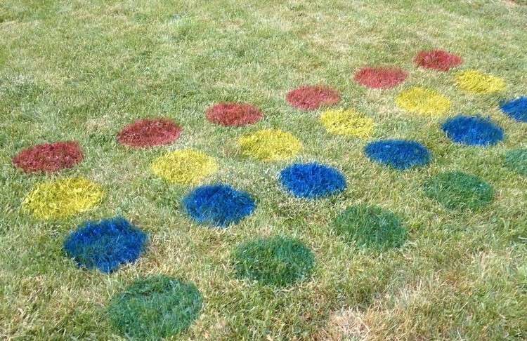 Ručné práce-deti-vonku-twister-hra-sprej-farba-trávnik