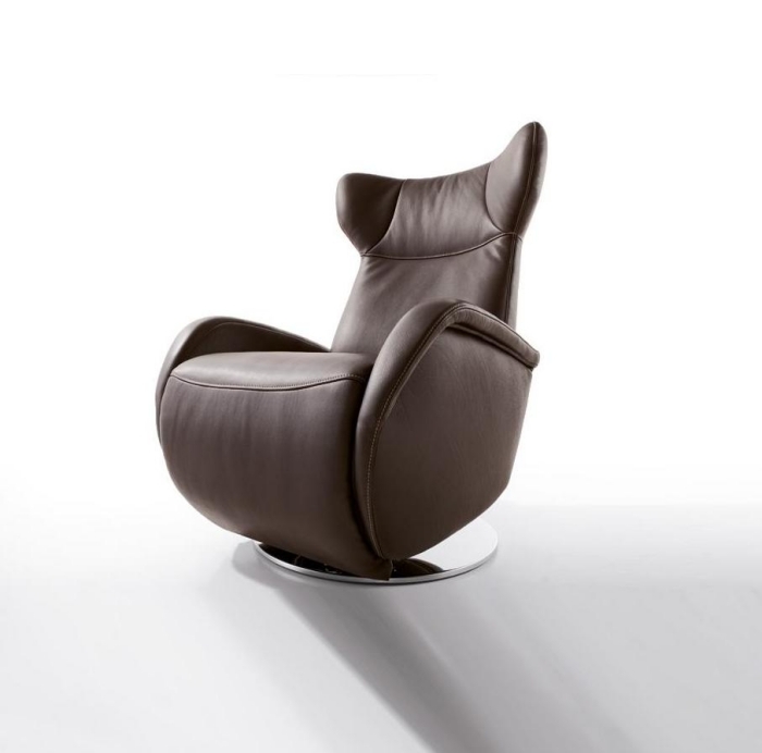 Otočné kreslo-vyrobené z kože-koinor-invision-moderné-funkčné-kreslo-Studio-Schrofer