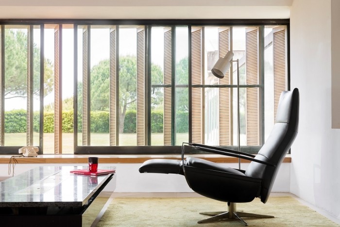 pohodlné-otočné kreslo-vyrobené z kože-opierky nôh-podrúčky-čierne-Idaho-od-Jori