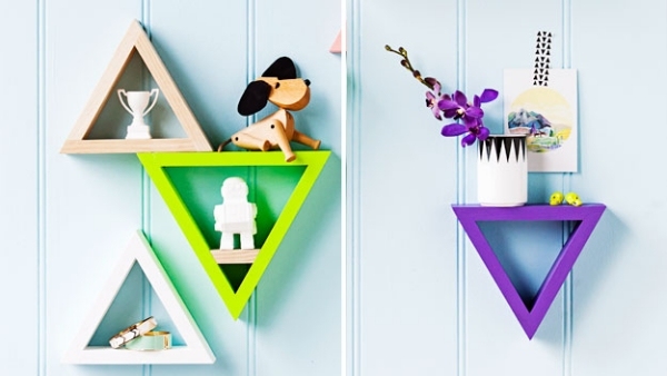 Postavte trojuholníkový nástenný policový systém