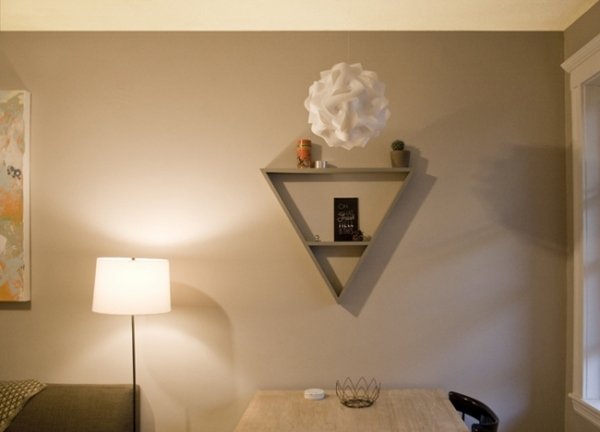 Atraktívny nástenný policový trojuholník