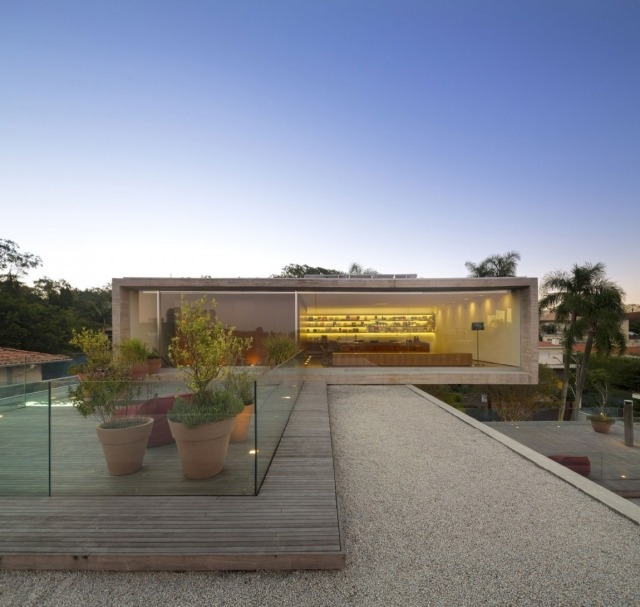 asymetrický dom-štruktúra plochej strechy-minimalistická strecha balkón-sklenené zábradlie dom s plochou strechou sao paolo štruktúra-minimalistická strecha balkón-sklenené zábradlie