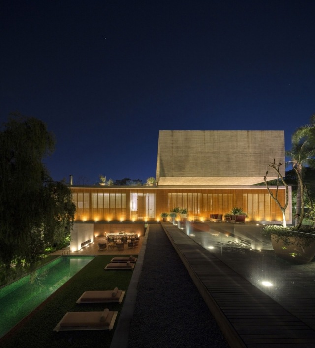 Moderný betónový dom s plochou strechou-vonkajšia záhrada-krásny výhľad Moderná architektúra bauhausu so záhradou s plochou strechou-krásny výhľad