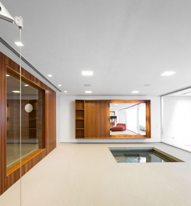 Moderný brazílsky betónový dom s výhľadom na vnútorný bazén Brazílska architektúra betónový dom moderný krytý bazén