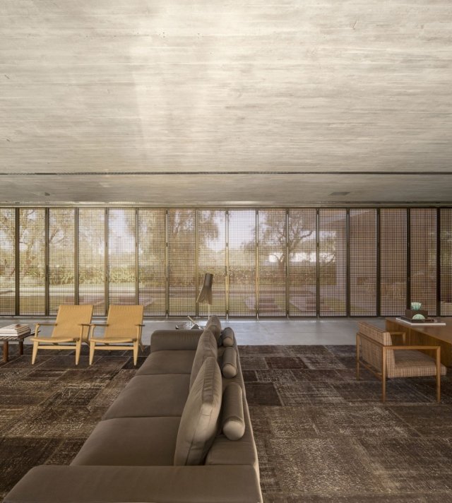 Obytná budova moderne otvorená betónová stena koberec podlaha obývacia časť Obytná budova moderné betónové steny koberec pohodlné posedenie