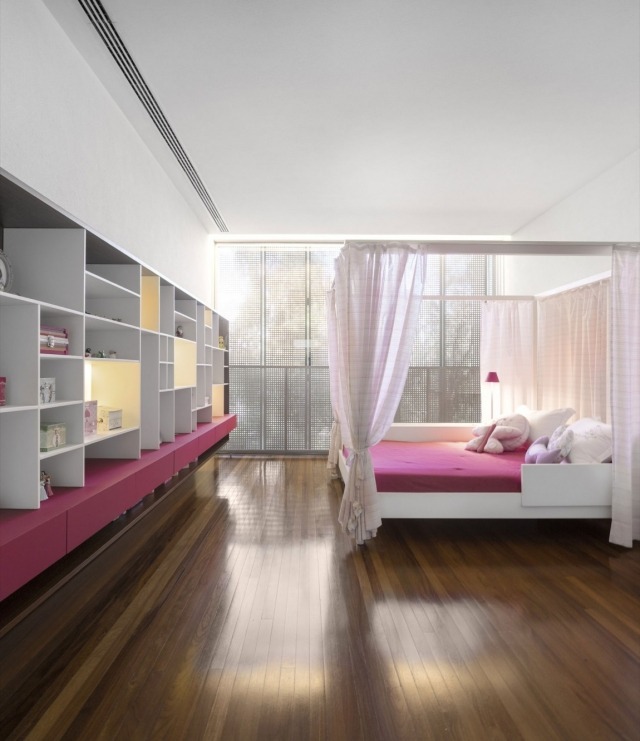 Spálňa-posteľ s nebesami-otvorený policový systém-ružové biele police s drevenou podlahou-dom P-House Farebná schéma spální-otvorený regál s posteľou a otvoreným systémom, ružovo biele police, drevená podlaha