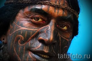 Ősi tetoválás az ember arcán