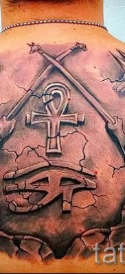 Ősi tetoválás egyiptomi istenekkel